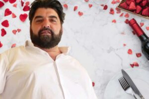 Antonino Cannavacciuolo davanti a una tavola imbandita per San Valentino