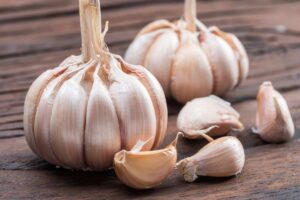 Aglio in cucina non solo per cucinare: usato così risolvi il problema che tutti hanno