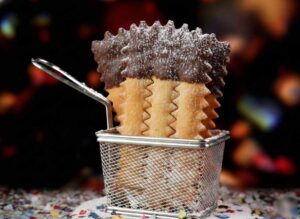 ‘Papà mi fai le chiacchiere al cioccolato?’ e io lo accontento con la mia ricetta furba: ci metto solo 30 minuti