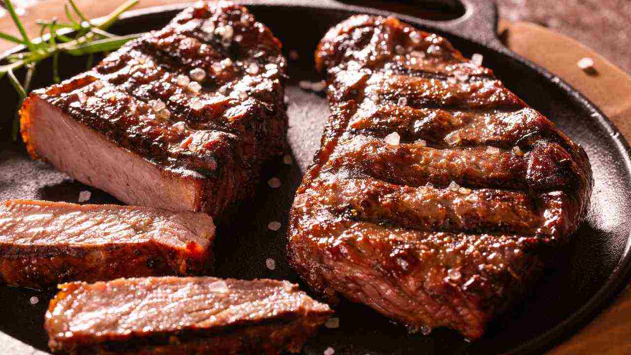 Come marinare la carne e renderla tenerissima: il metodo della tradizione brasiliana
