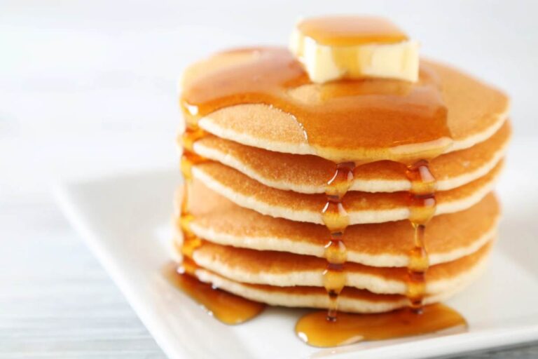 pila di pancake dorati con burro fuso