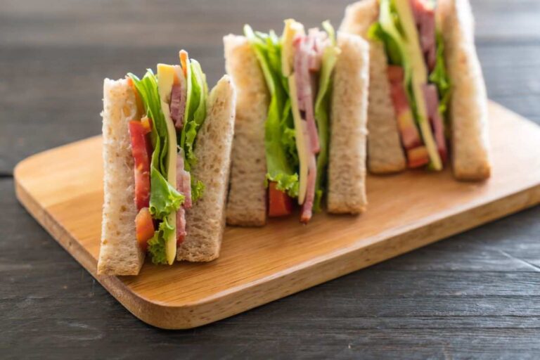 pane in cassetta ripieno tagliato a fette e poggiato su un piano in legno