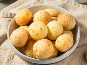 Non ho usato neppure la bilancia per fare i panini brasiliani al formaggio: cuore filante e ricetta da 10 minuti