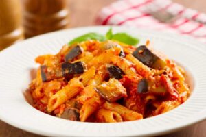 Alla pasta al pomodoro ci aggiungo le melanzane: così il primo diventa sfiziosissimo