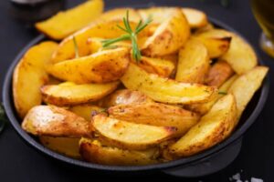 Pochi minuti e una padella per il contorno più aromatico di sempre: sì, facciamo le patate al rosmarino