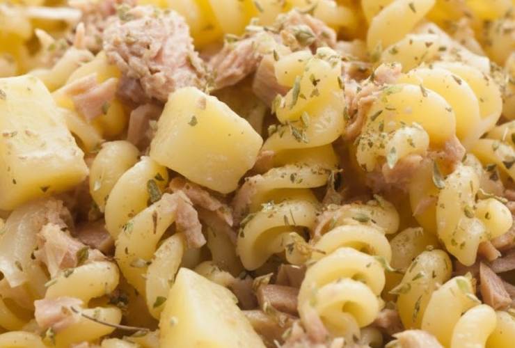 primo piano di pasta con tonno e patate