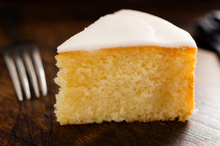 fetta di torta al limone soffice