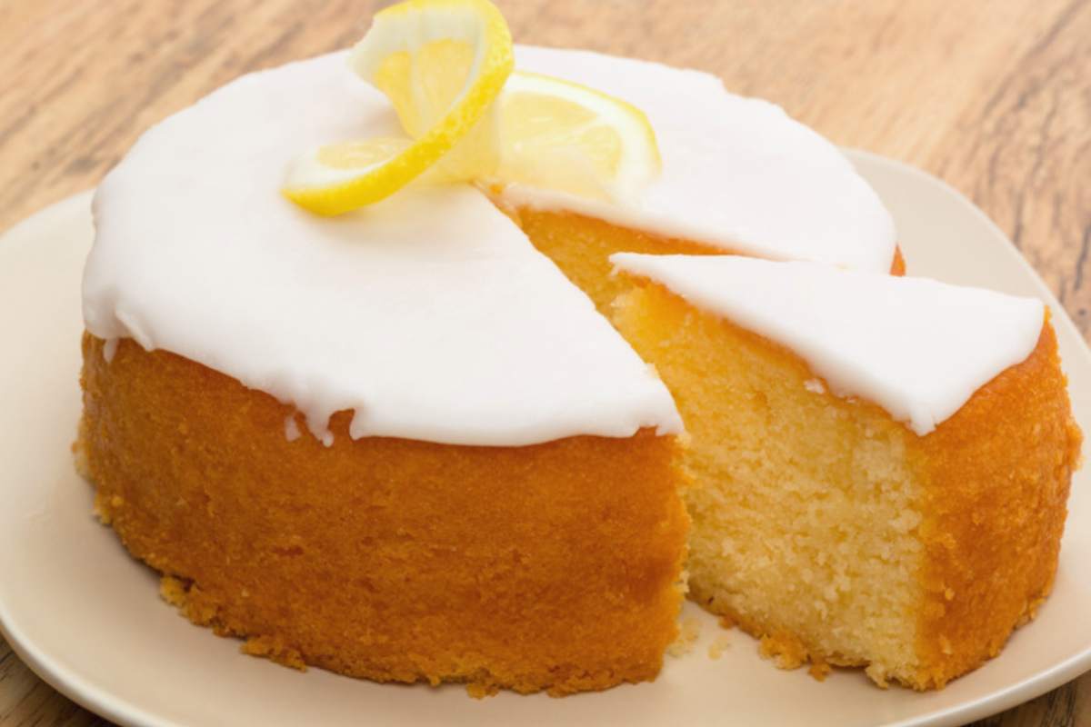 torta al limone su tavolo di legno