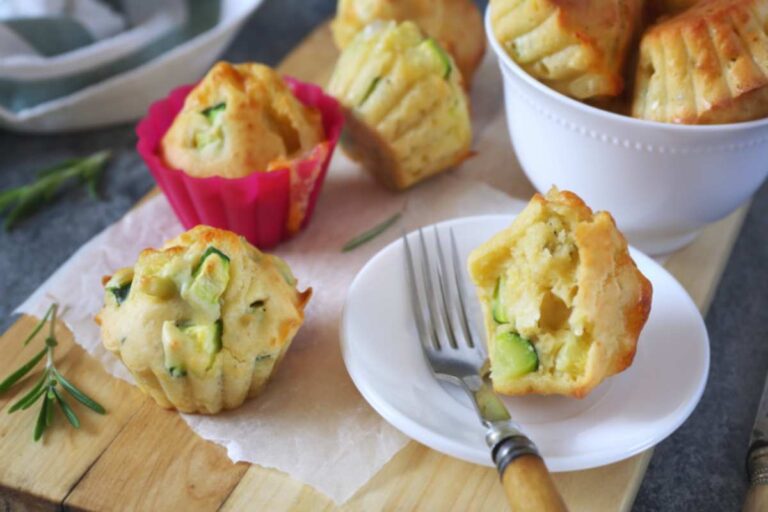 tortini di zucchine su tavolo di legno